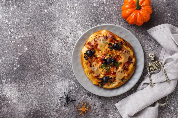 Хеллоуїн страшна піца прикрашена привидами — стокове фото