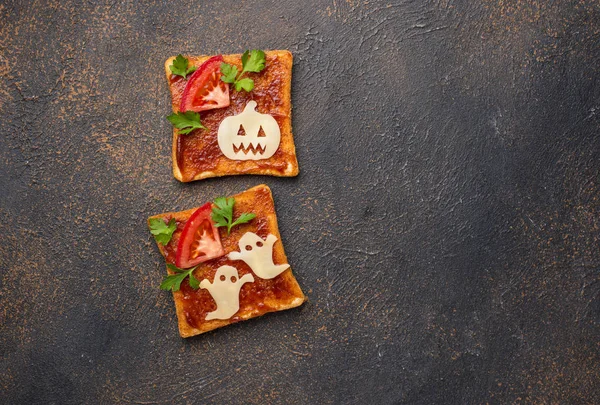 Halloween kanapki toasty z duchem i dyni — Zdjęcie stockowe