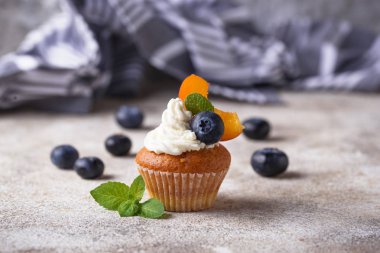 딸기와 크림 컵 케이크