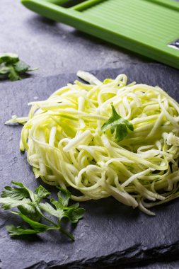 Çiğ yeşil pişmiş kabak makarna