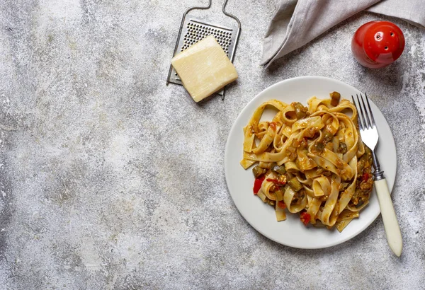 Pasta con berenjena y tomates — Foto de Stock