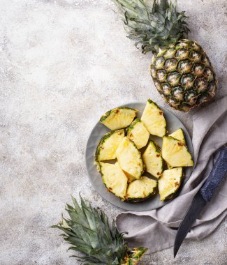 Plaka üzerinde dilimlenmiş olgun ananas