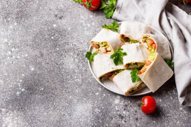 Tavuk ve sebze ile Lavash rulo