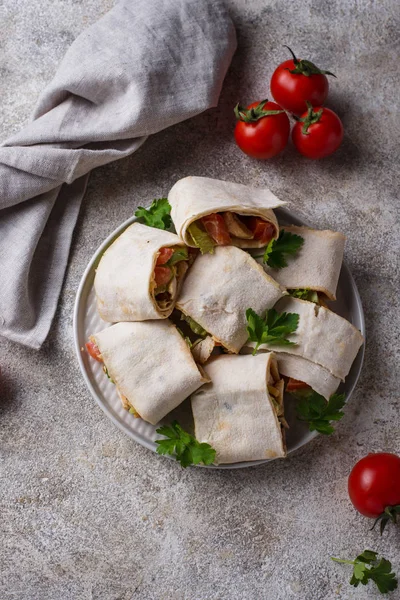 Tavuk ve sebze ile Lavash rulo