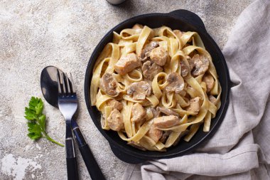 makarna tavuk ve mantar ile