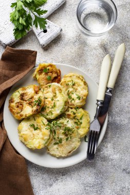 Maydanoz ile kızarmış kabak dilimleri