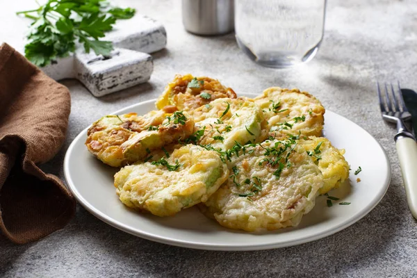 Rodajas de calabacín frito con perejil — Foto de Stock