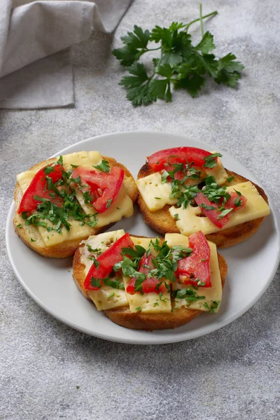 Жареный тост с помидорами и сыром — стоковое фото