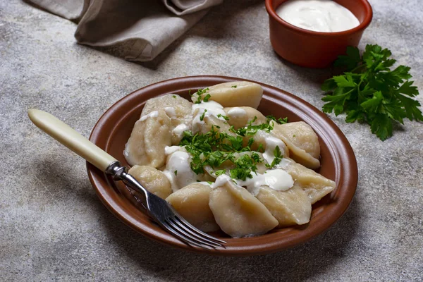 Пельмени с картошкой, украинское блюдо — стоковое фото
