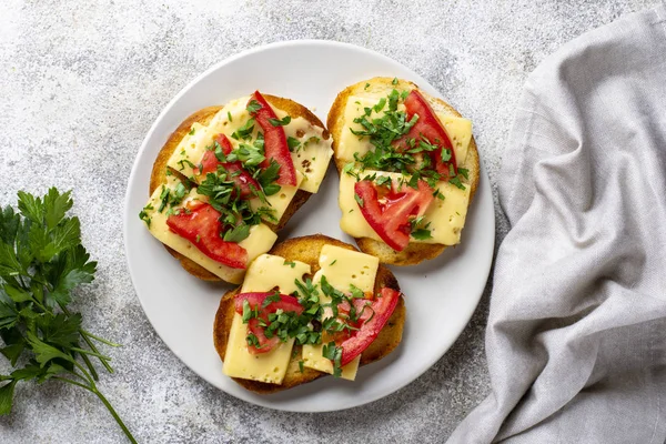 Grilovaný toast s rajčaty a sýrem — Stock fotografie