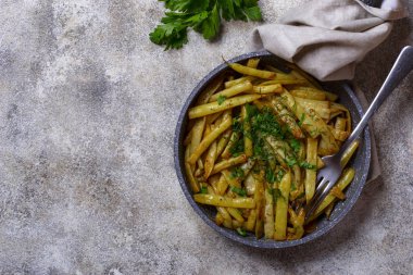 Tavada haşlanmış sarı balmumu fasulye