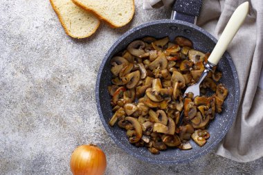 Tavada kavrulmuş mantar champignons