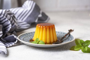 Börek veya krem karamel tatlı