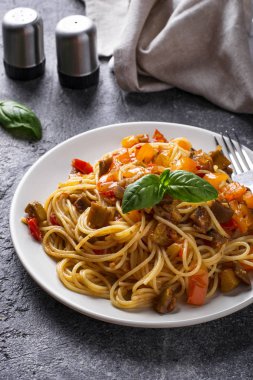 Patlıcan, biber ve domates ile Makarna