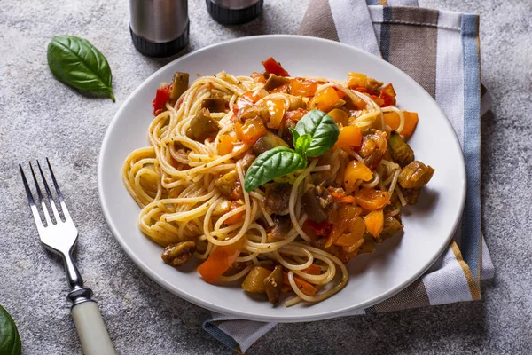 Pasta con berenjena, pimienta y tomates — Foto de Stock