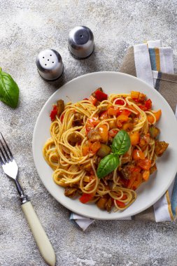 Patlıcan, biber ve domates ile Makarna