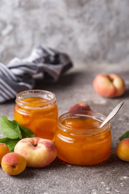 유리 용기에 살구 잼