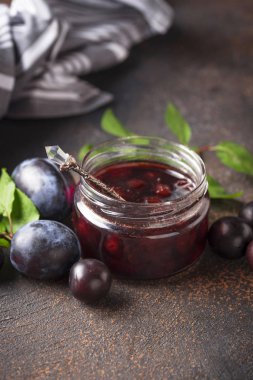 Ev yapımı erik reçeli ile Kavanoz