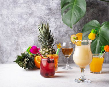 Farklı yaz kokteylleri seti