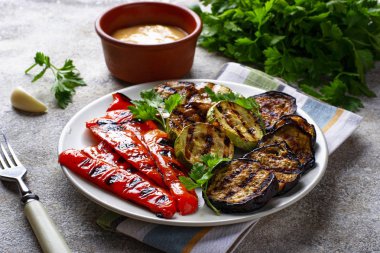 Izgara sebzeler. Yaz vegan gıda