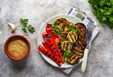 Izgara sebzeler. Yaz vegan gıda