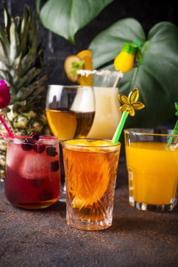 Farklı yaz kokteylleri seti