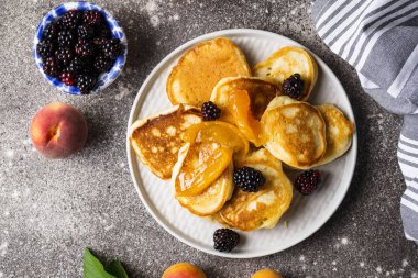 Kayısı reçeli ve dut ile Krep