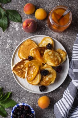 Kayısı reçeli ve dut ile Krep