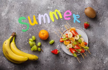 Meyve şiş, sağlıklı yaz atıştırmalıkları