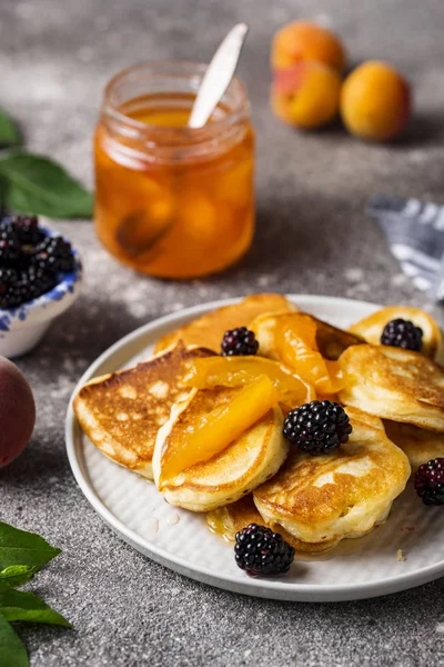 Pfannkuchen mit Marillenmarmelade und Beeren — Stockfoto
