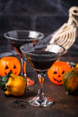 Cadılar bayramları ürkütücü, siyah martini kokteyli içerler.