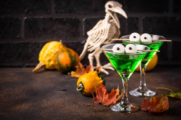 Halloweens assustador bebida verde martini cocktail — Fotografia de Stock