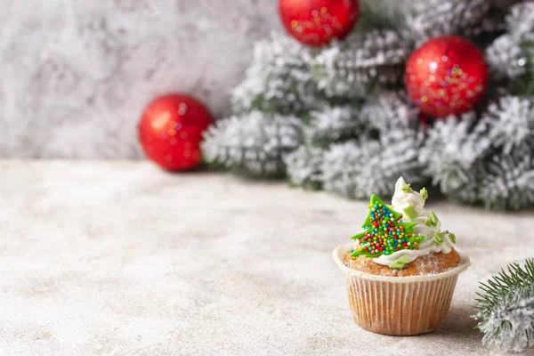 Natal meriah cupcake dengan krim — Stok Foto