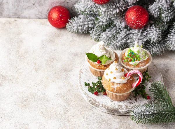 Bolo festivo de Natal com decorações diferentes — Fotografia de Stock