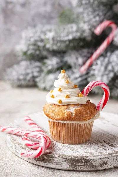 お菓子の杖とクリスマスお祝いのカップケーキ — ストック写真