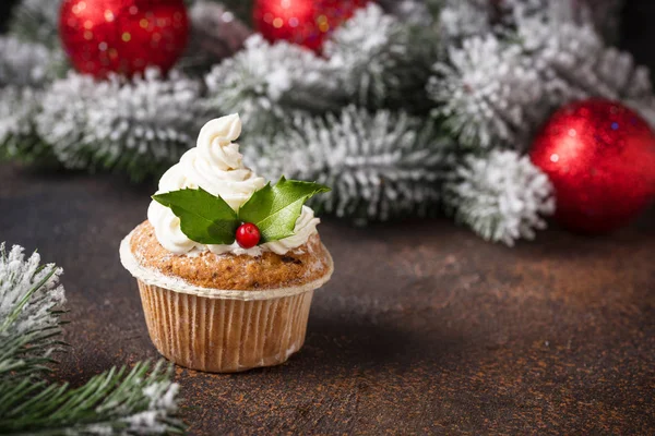Christmas festive cupcake with holly leaves — Stock Photo, Image