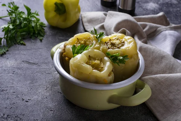 Gevulde pepers met rijst en vlees — Stockfoto