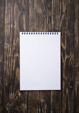 Ahşap arka planda boş boş defter