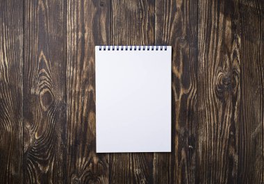 Ahşap arka planda boş boş defter