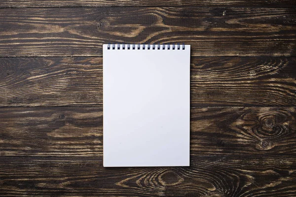 Notebook aberto vazio sobre fundo de madeira — Fotografia de Stock