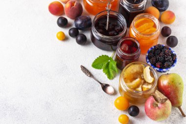 Kavanozlarda farklı reçel çeşitleri