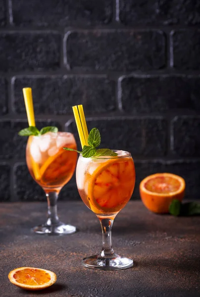 Aperol Spritz, portakal ile Italyan kokteyli — Stok fotoğraf