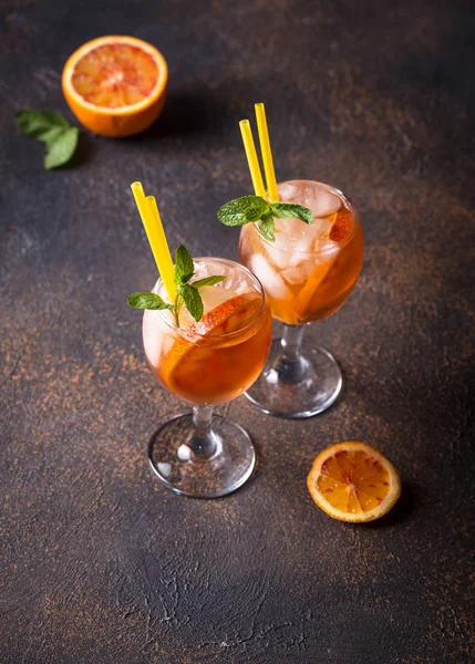 Aperol Spritz, portakal ile Italyan kokteyli