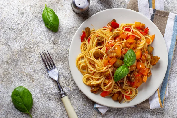 Pasta con berenjena, pimienta y tomates —  Fotos de Stock