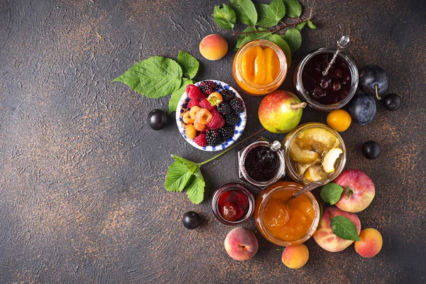 Kavanozlarda farklı reçel çeşitleri