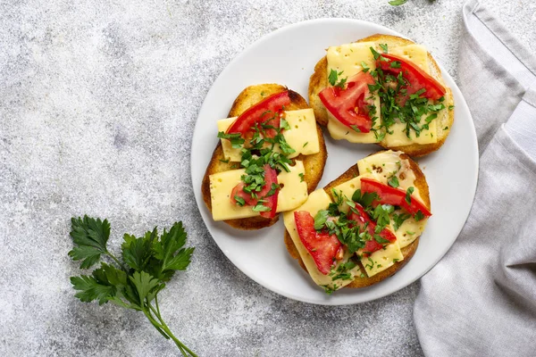 Жареный тост с помидорами и сыром — стоковое фото