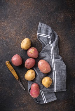 Çiğ organik patates çeşitli