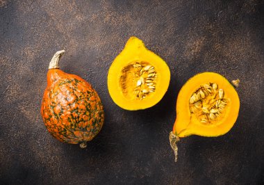 Tohumları ile diseksiyon çiğ hokkaido kabak