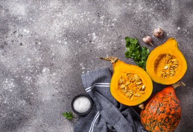 Baharatlı hokkaido balkabağı yarım