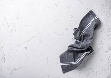 Işık masasında gri keten peçete